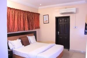 Paradise Hotel & Suites